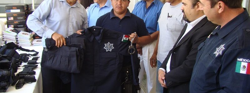Entrega el alcalde material didáctico y táctico a policías municipales Entrega el alcalde material didáctico y táctico a policías municipales
