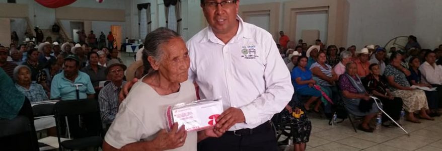 Entrega Julio Cesar Ramirez Lopez Presidente Municipal y Claudia Narayama Ramírez Longoria las primeras tarjetas con apoyos para los adultos mayores del programa “Vidas Diferentes” Entrega Julio Cesar Ramirez Lopez Presidente Municipal y Claudia Narayama Ramírez Longoria las primeras tarjetas con apoyos para los adultos mayores del programa “Vidas Diferentes”