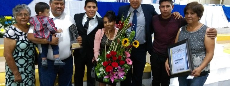 Se le entrego a Brandon Díaz Ramírez la Guirnalda del Surco Se le entrego a Brandon Díaz Ramírez la Guirnalda del Surco