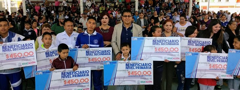 Entregan 525 becas para estudiantes de primaria y secundaria Entregan 525 becas para estudiantes de primaria y secundaria